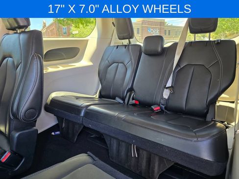 Used 2024 Chrysler Pacifica Touring-L FWD image 30
