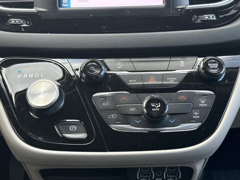 Used 2023 Chrysler Voyager LX image 11