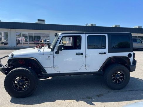 Used 2012 Jeep Wrangler Unlimited Sahara w/ Connectivity Group AWD/4WD image 3