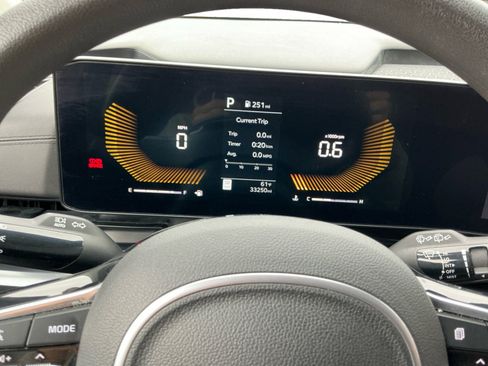 Used 2025 Kia Carnival LX image 12