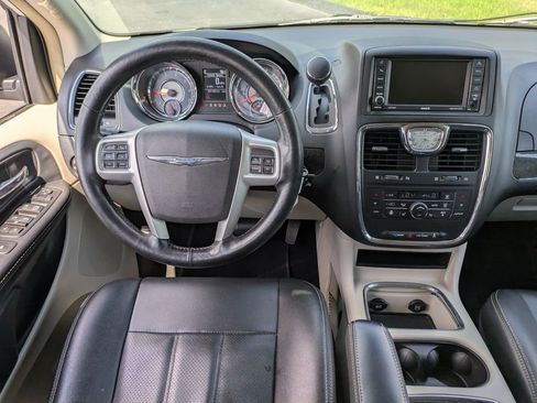 Used 2015 Chrysler Town & Country Touring-L w/ Mopar Premium Addition Group FWD image 19