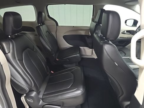 Used 2024 Chrysler Pacifica Touring-L FWD image 17