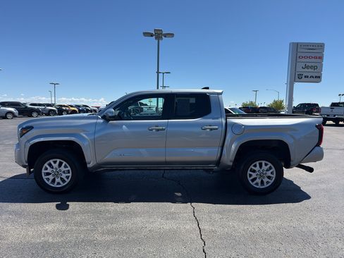 Used 2025 Toyota Tacoma SR5 AWD/4WD image 8