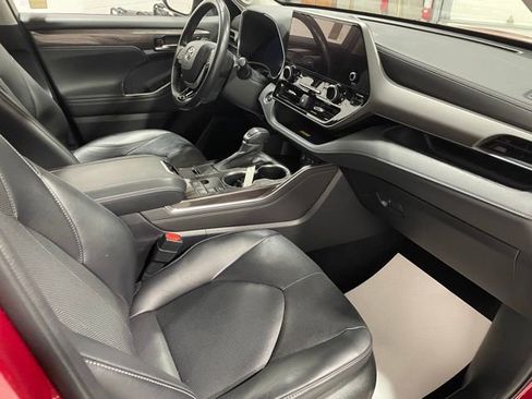 Used 2023 Toyota Highlander Limited image 14