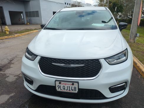 Certified 2024 Chrysler Pacifica Select image 3