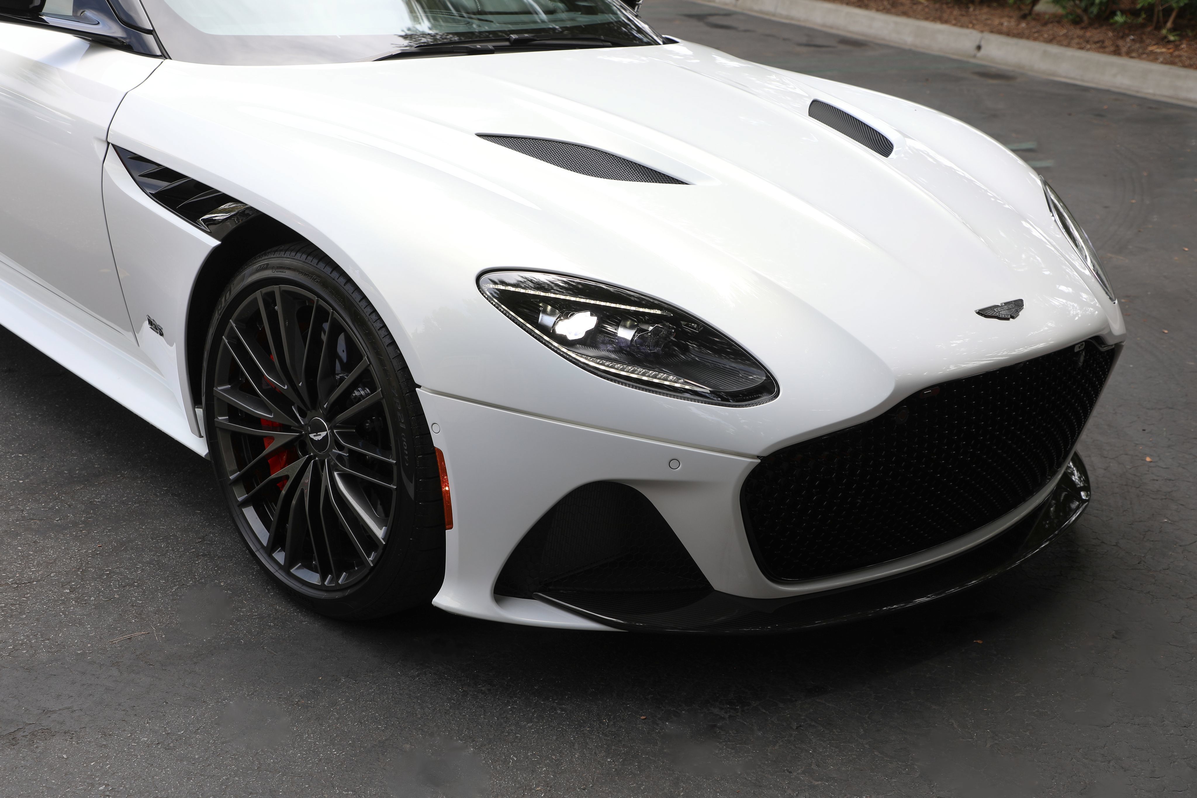 Used 2023 Aston Martin DBS Coupe RWD image 9