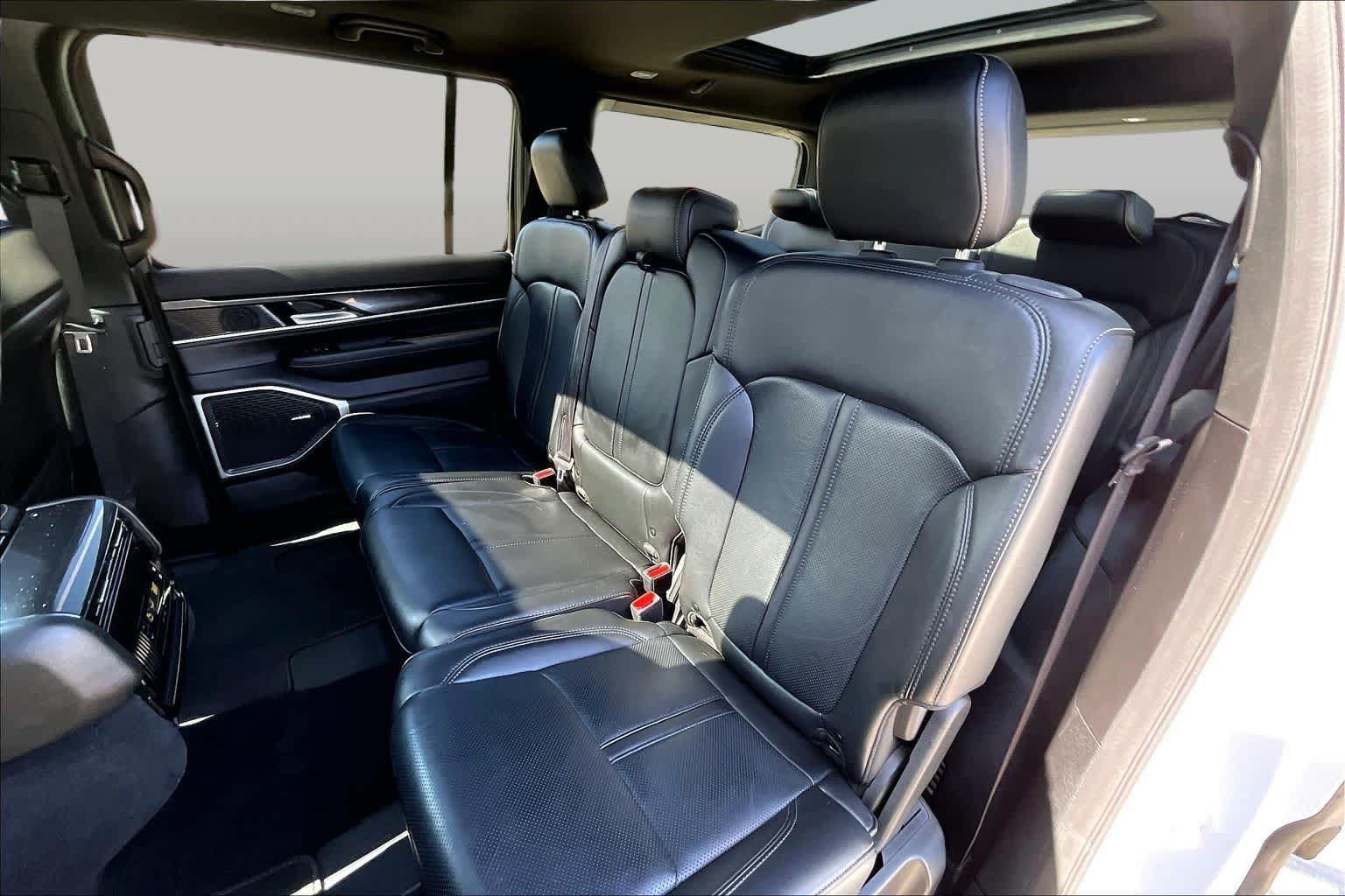 Used 2024 Jeep Wagoneer 4WD w/ Premium Group I image 17