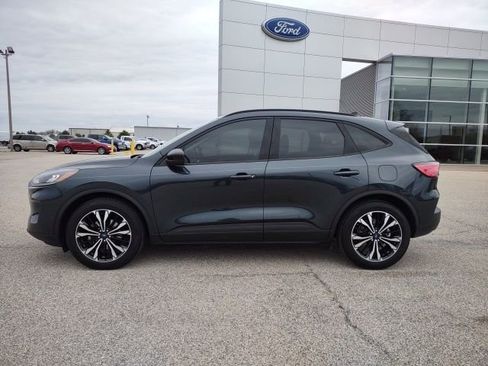 Used 2022 Ford Escape SE w/ SE Sport Appearance Package FWD image 2