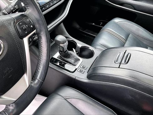 Used 2017 Toyota Highlander SE AWD/4WD image 15