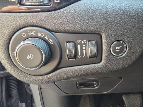Used 2019 Jeep Cherokee Latitude Plus AWD/4WD image 11