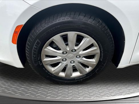Used 2019 Chrysler Pacifica L FWD image 32