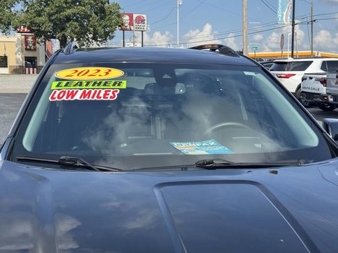 Used 2023 GMC Terrain SLT w/ Tech Package FWD image 10