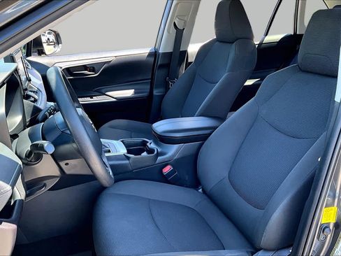 Used 2021 Toyota RAV4 LE FWD image 7