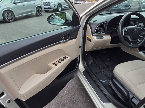 Used 2017 Hyundai Elantra SE image 21