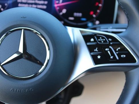 Used 2025 Mercedes-Benz GLC 300 image 18