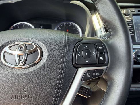 Used 2019 Toyota Highlander XLE AWD/4WD image 33