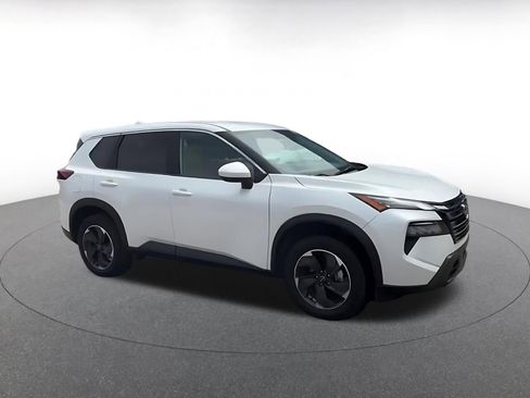 Used 2025 Nissan Rogue SV AWD/4WD image 2
