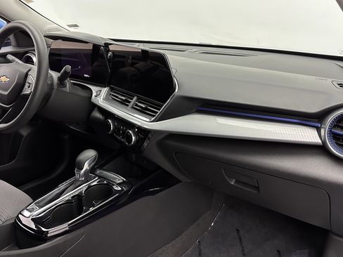 Used 2025 Chevrolet Trax LT FWD image 32