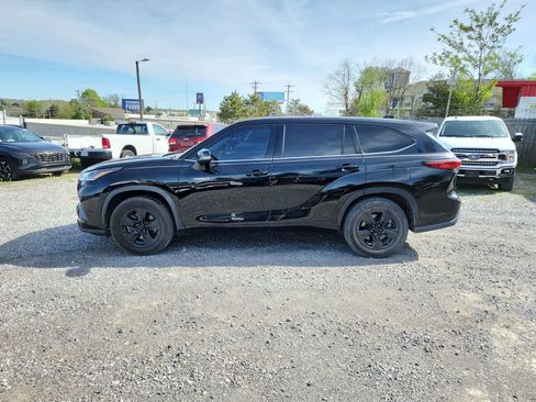 Used 2021 Toyota Highlander LE image 2