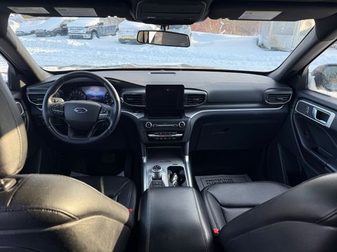 Used 2020 Ford Explorer XLT w/ Equipment Group 202A image 13
