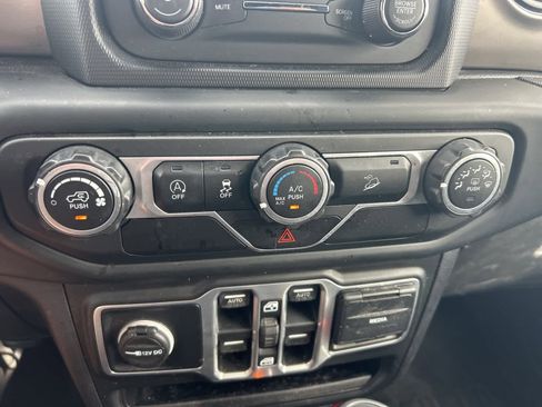 Used 2018 Jeep Wrangler Unlimited Sport S image 41