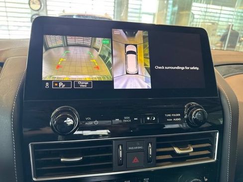 Used 2023 INFINITI QX80 Luxe w/ All-Season Package AWD/4WD image 4