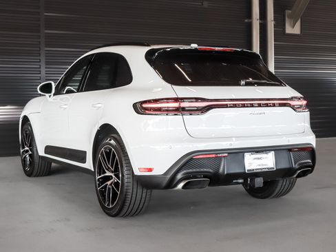 Used 2025 Porsche Macan image 3
