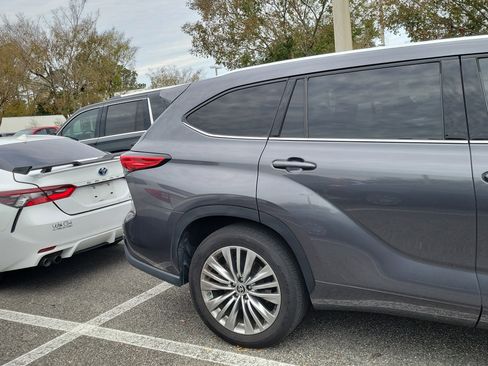 Used 2023 Toyota Highlander Platinum image 11