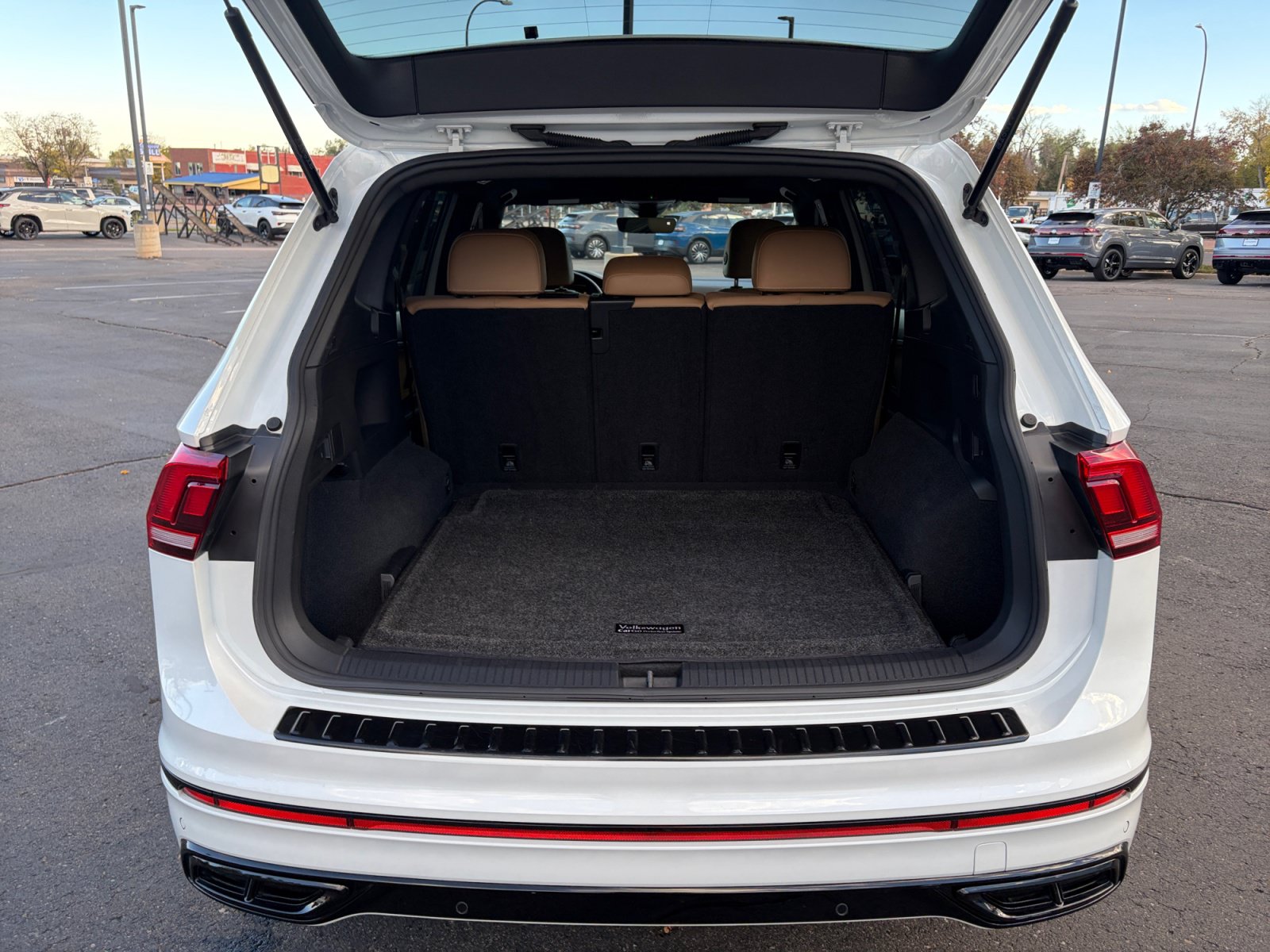 Used 2023 Volkswagen Tiguan SE R-Line AWD/4WD image 34