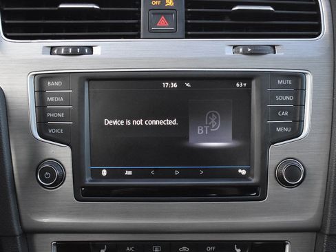 Used 2017 Volkswagen Golf S image 22