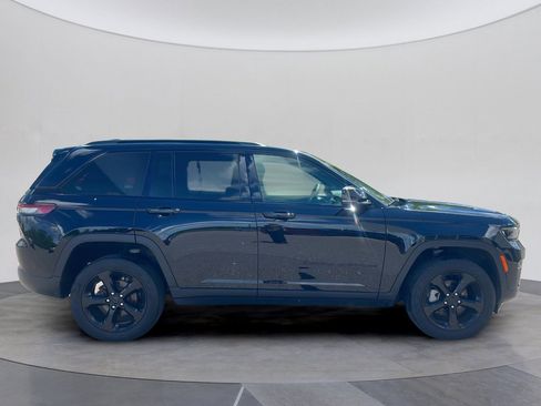 Used 2025 Jeep Grand Cherokee Limited w/ Luxury Tech Group II AWD/4WD image 5