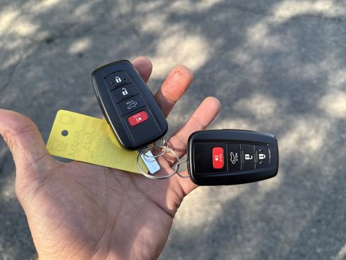 Used 2023 Toyota RAV4 XLE Premium image 5