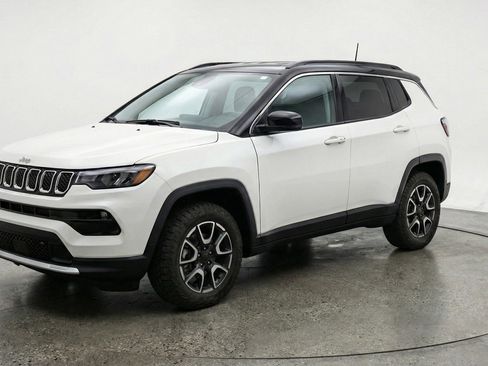 Used 2025 Jeep Compass Trailhawk AWD/4WD image 3