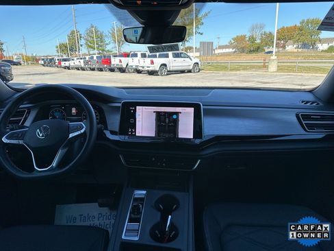 Used 2024 Volkswagen Atlas Cross Sport SE image 2