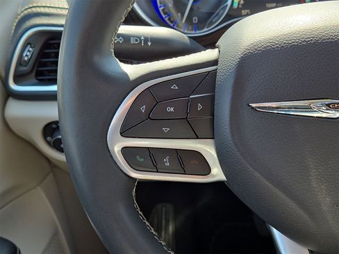 Used 2023 Chrysler Pacifica Limited image 21