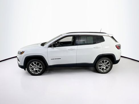 Used 2022 Jeep Compass Latitude w/ Sun and Sound Group AWD/4WD image 8