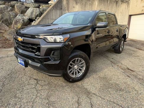Used 2023 Chevrolet Colorado LT AWD/4WD image 2