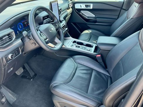 Used 2023 Ford Explorer Platinum w/ Technology Package AWD/4WD image 10