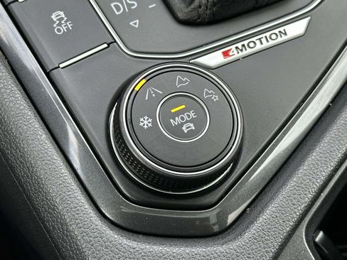 Used 2018 Volkswagen Tiguan SE w/ Panoramic Sunroof Package image 30