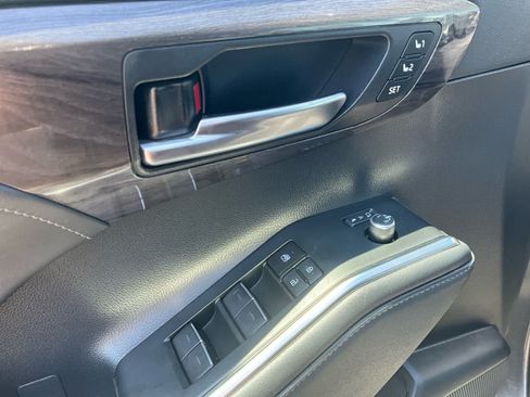 Used 2023 Toyota Highlander Limited AWD/4WD image 19