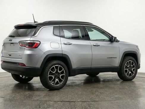 Used 2025 Jeep Compass Trailhawk image 9