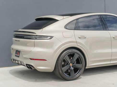 Used 2025 Porsche Cayenne GTS AWD/4WD image 37