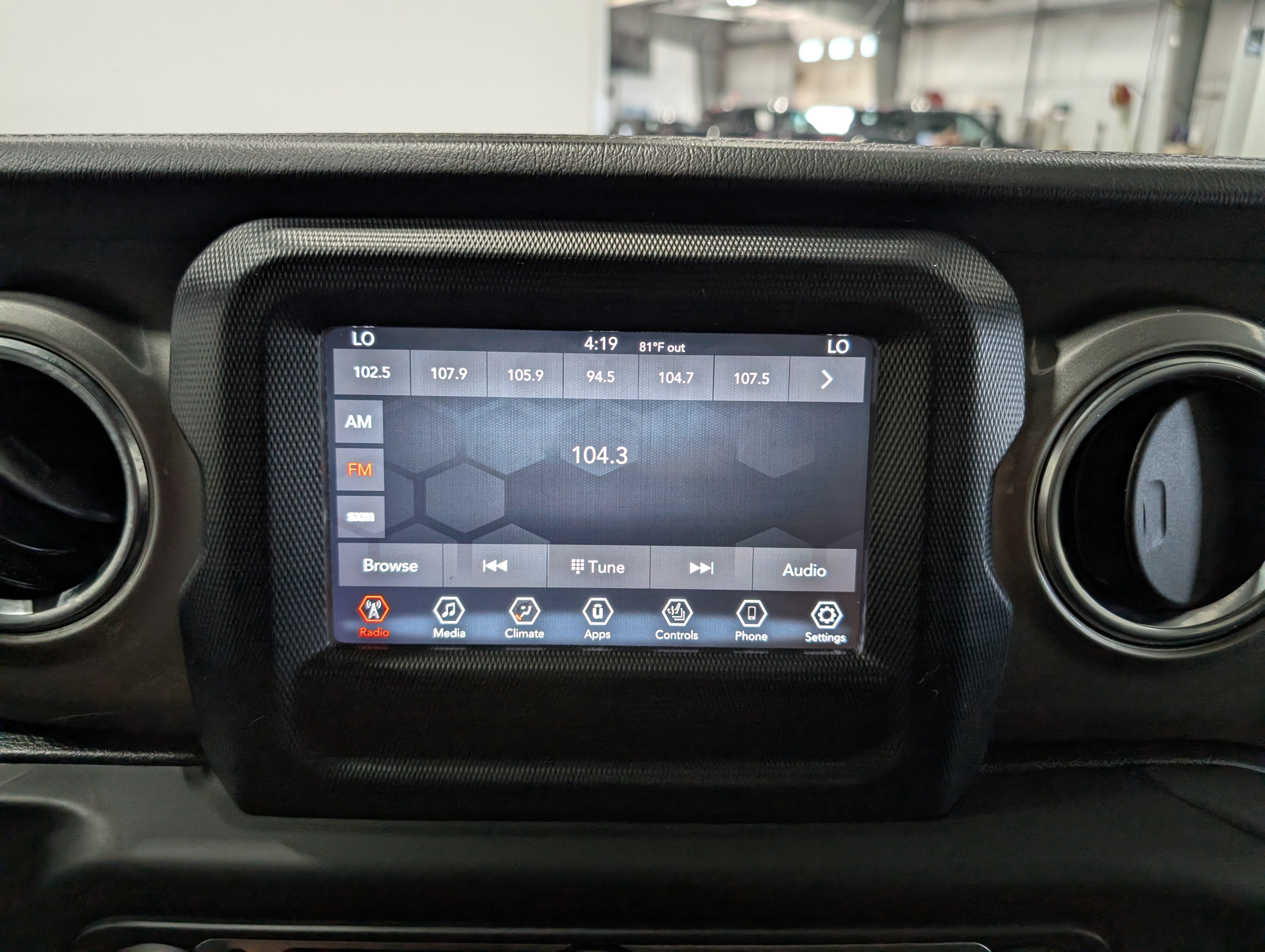 Used 2019 Jeep Wrangler Unlimited Sahara w/ Cold Weather Group AWD/4WD image 22