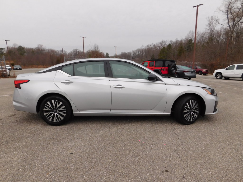 Used 2024 Nissan Altima 2.5 SV FWD image 2