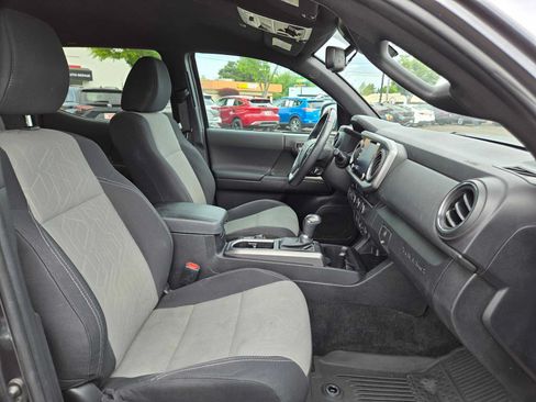Used 2022 Toyota Tacoma TRD Off-Road AWD/4WD image 15