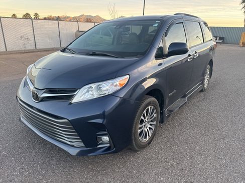 Used 2020 Toyota Sienna XLE w/ XLE Navigation Package image 1