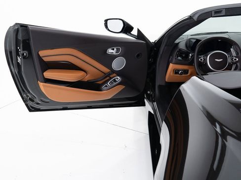 Used 2023 Aston Martin V8 Vantage Roadster image 18