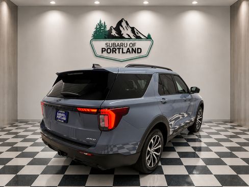 Used 2025 Ford Explorer ST-Line AWD/4WD image 3