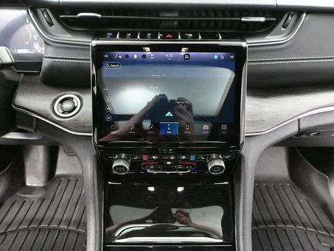 Used 2022 Jeep Grand Cherokee Overland w/ Luxury Tech Group IV image 37