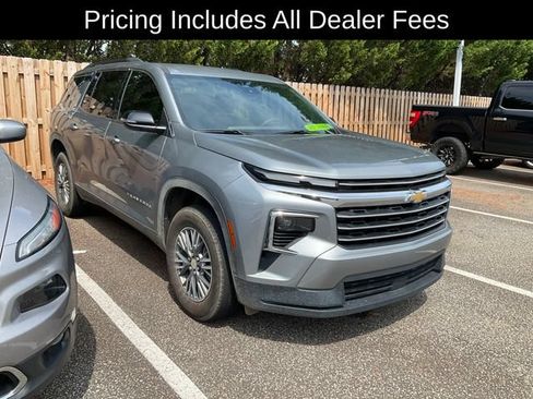 Certified 2025 Chevrolet Traverse LT FWD image 1